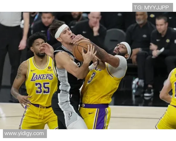 12月8日湖人与马刺的精彩对决视频回顾与赛后分析 12月8日湖人与马刺的精彩对决视频回顾与赛后分析